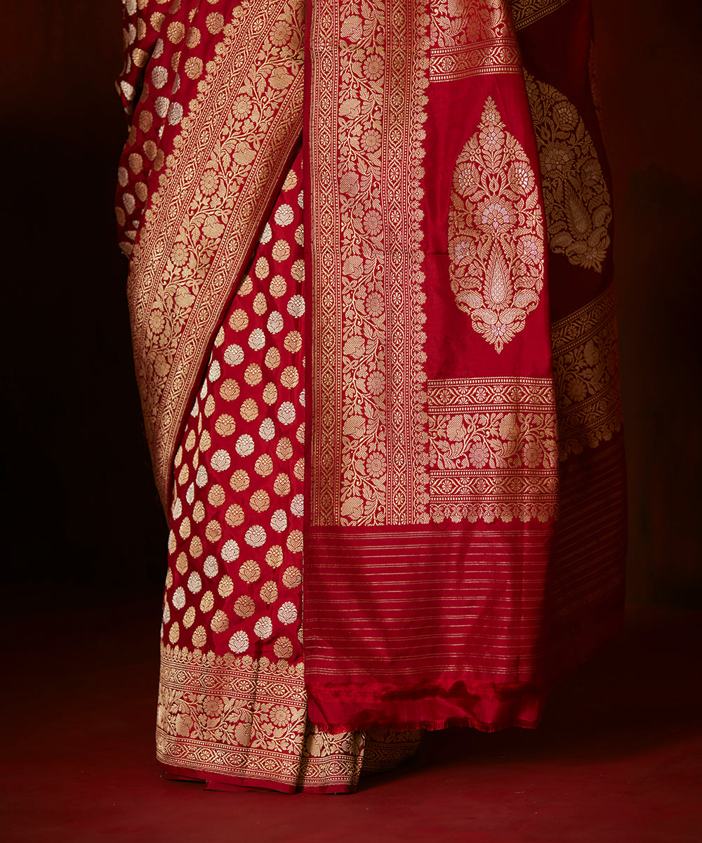 Handloom_Maroon_And_Red_Pure_Katan_Silk_Banarasi_Saree_With_Sona_Rupa_Boota_WeaverStory_04