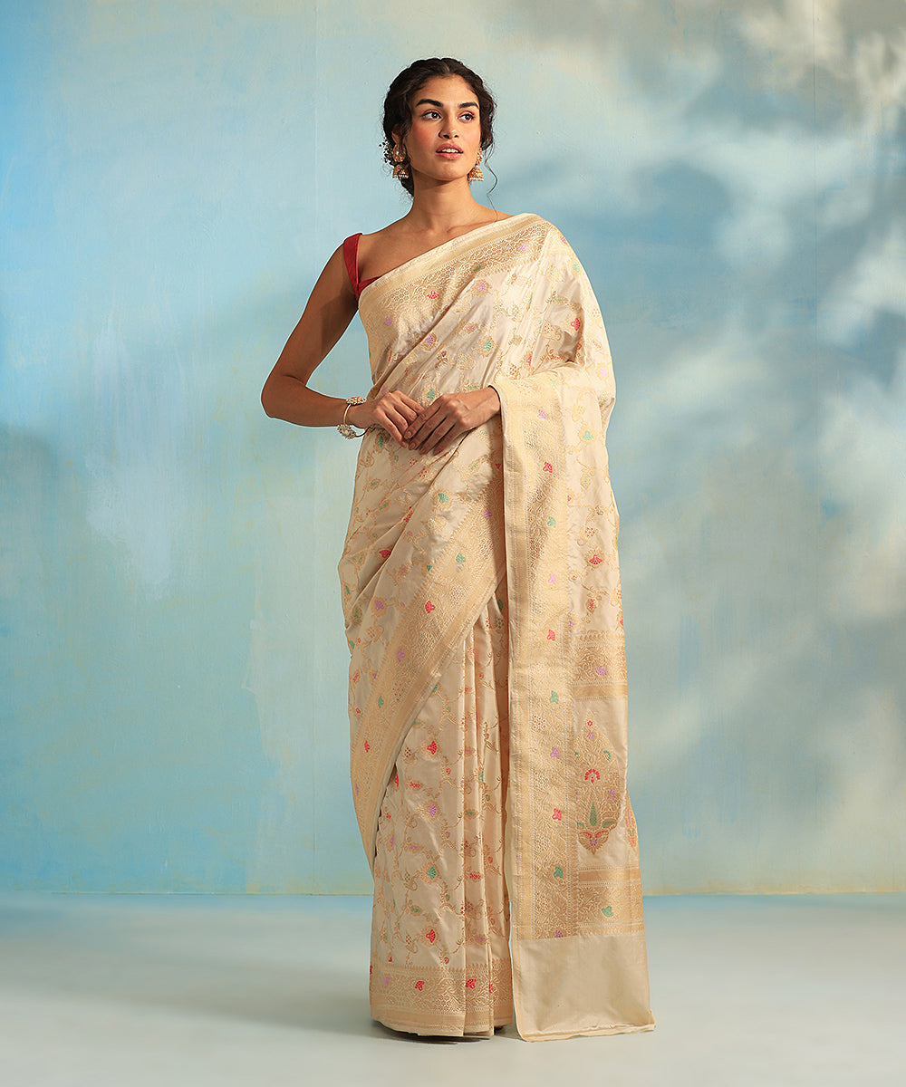 Handloom_Offwhite_Pure_Katan_Silk_Banarasi_Saree_With_Jangla_And_Meenakari_Floral_Motifs_WeaverStory_02