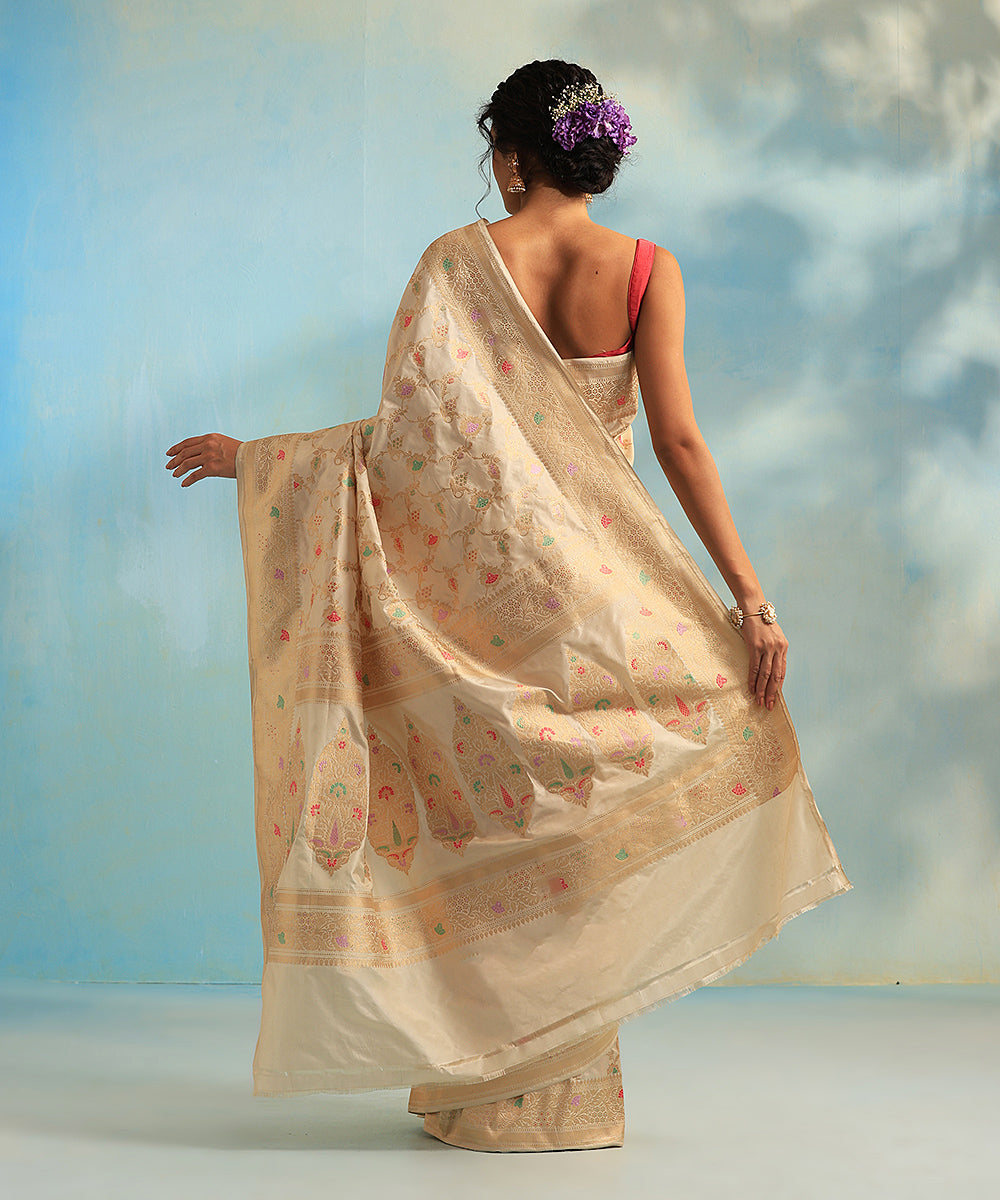 Handloom_Offwhite_Pure_Katan_Silk_Banarasi_Saree_With_Jangla_And_Meenakari_Floral_Motifs_WeaverStory_03