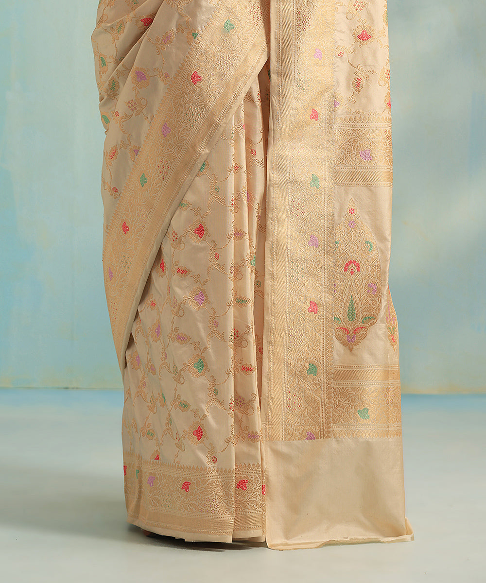 Handloom_Offwhite_Pure_Katan_Silk_Banarasi_Saree_With_Jangla_And_Meenakari_Floral_Motifs_WeaverStory_04