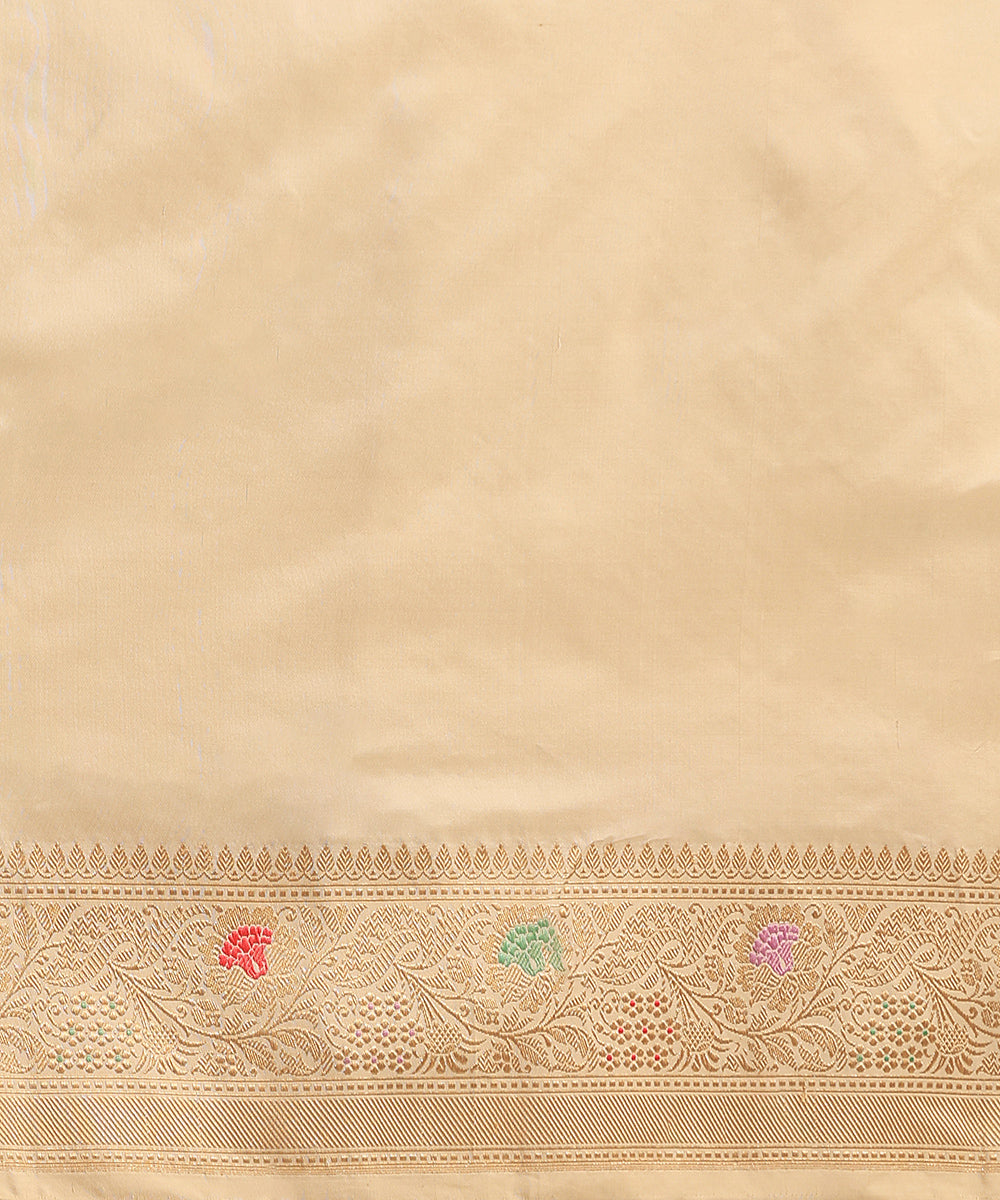 Handloom_Offwhite_Pure_Katan_Silk_Banarasi_Saree_With_Jangla_And_Meenakari_Floral_Motifs_WeaverStory_05