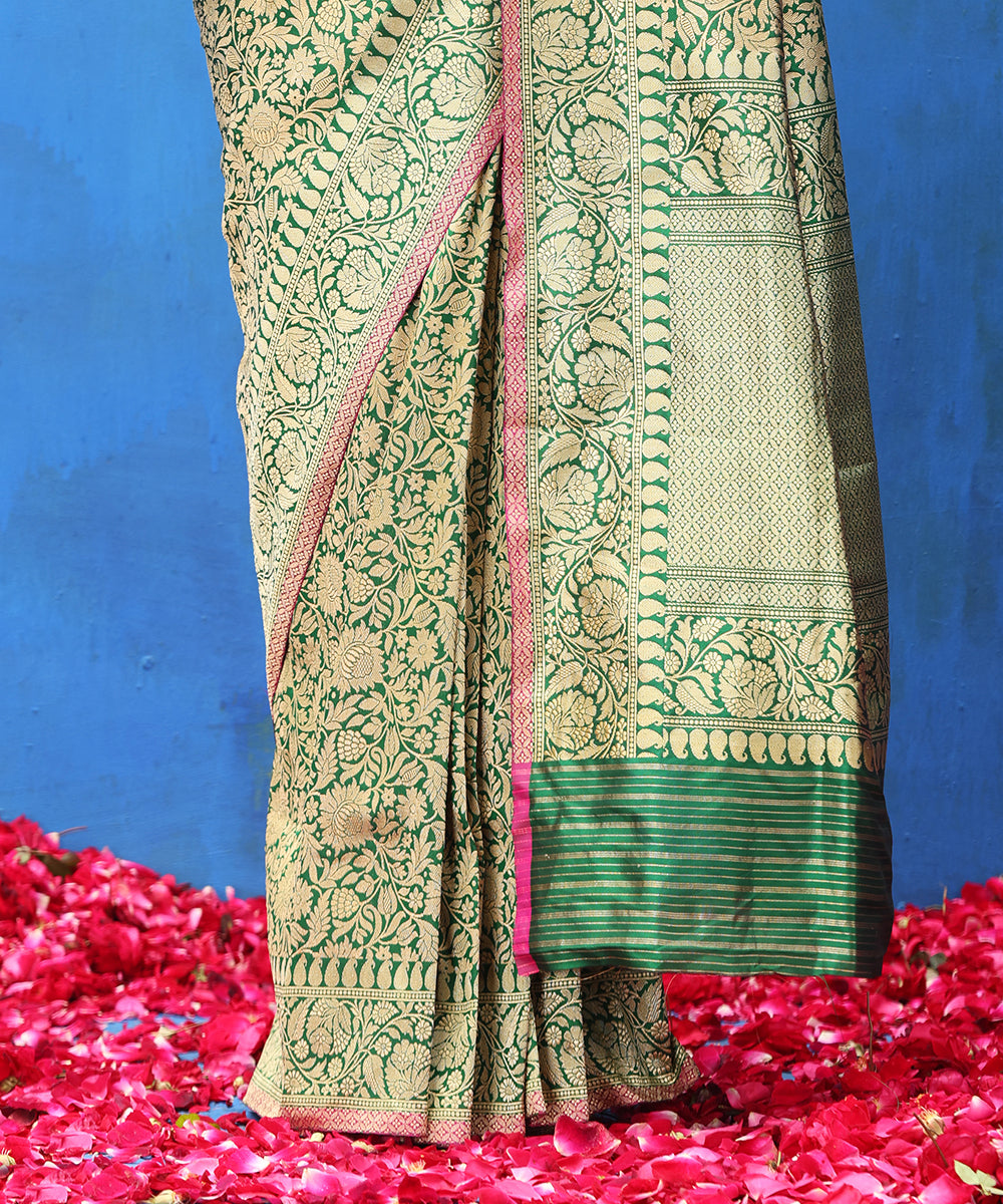 Green_Handloom_Pure_Katan_Silk_Banarasi_Saree_With_Kadhwa_Border_And_Purple_Selvedge_WeaverStory_04