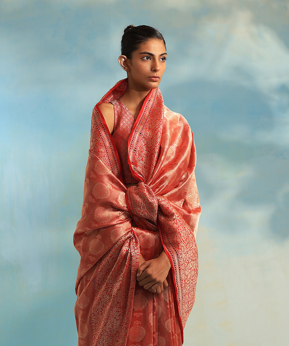 Red_And_Gold_Dual_Tone_Handloom_Pure_Katan_Tissue_Banarasi_Saree_With_Kadhwa_Border_WeaverStory_01