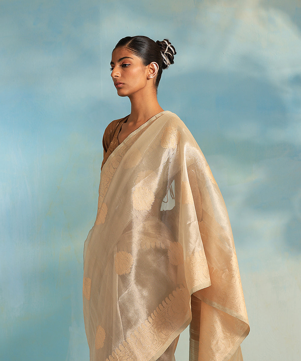 Grey_And_Beige_Handloom_Pure_Kora_Silk_Banarasi_Saree_With_Booti_WeaverStory_01