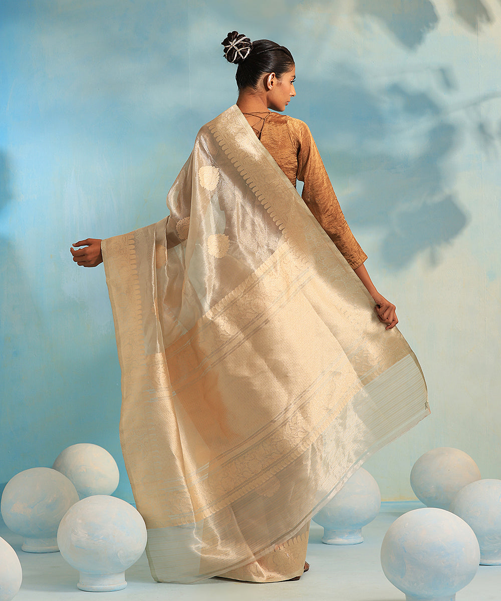 Grey_And_Beige_Handloom_Pure_Kora_Silk_Banarasi_Saree_With_Booti_WeaverStory_03