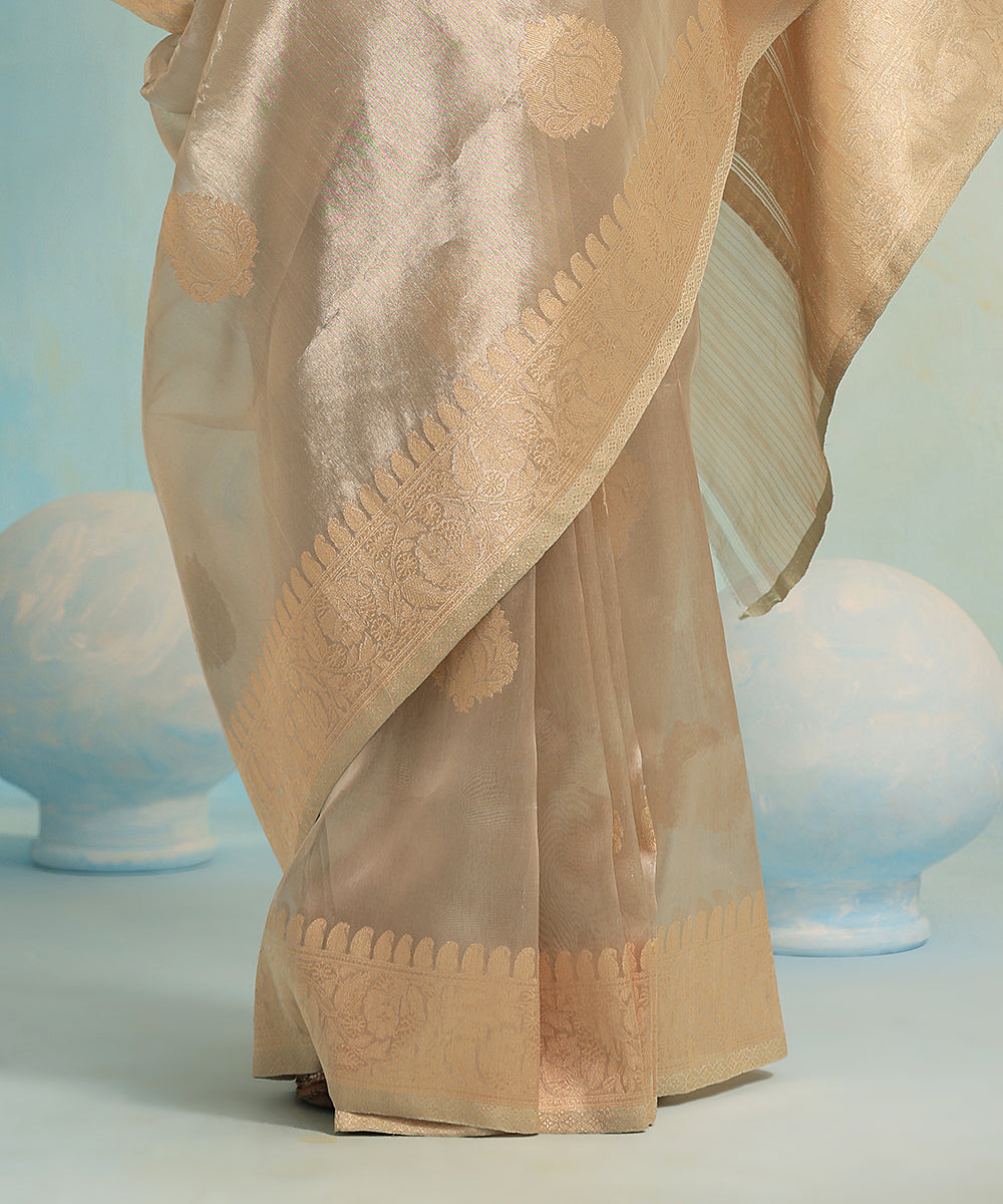 Grey_And_Beige_Handloom_Pure_Kora_Silk_Banarasi_Saree_With_Booti_WeaverStory_04