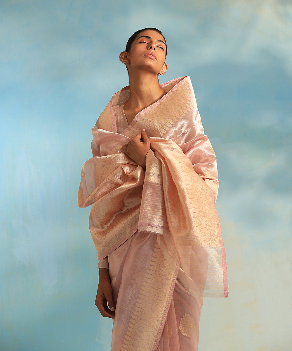 Handloom_Light_Pink_And_Gold_Pure_Kora_Tissue_Banarasi_Saree_With_Kadhwa_Booti_WeaverStory_01