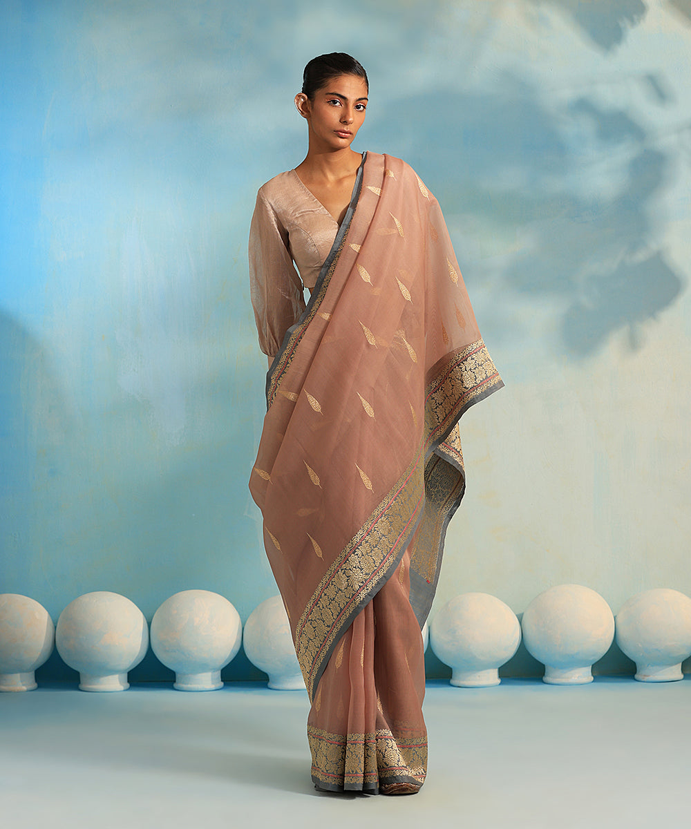 Handloom_Dusty_Pink_Pure_Kora_Silk_Banarasi_Saree_With_Booti_And_Grey_Border_WeaverStory_02