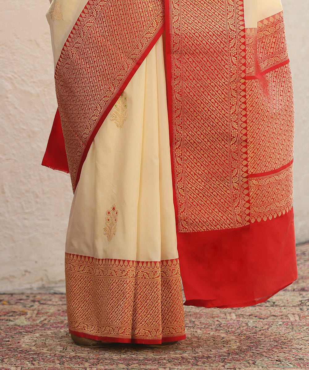 Offwhite_Handloom_Pure_Katan_Silk_Banarasi_Saree_With_Kadhwa_Boota_And_Red_Satin_Border_WeaverStory_04
