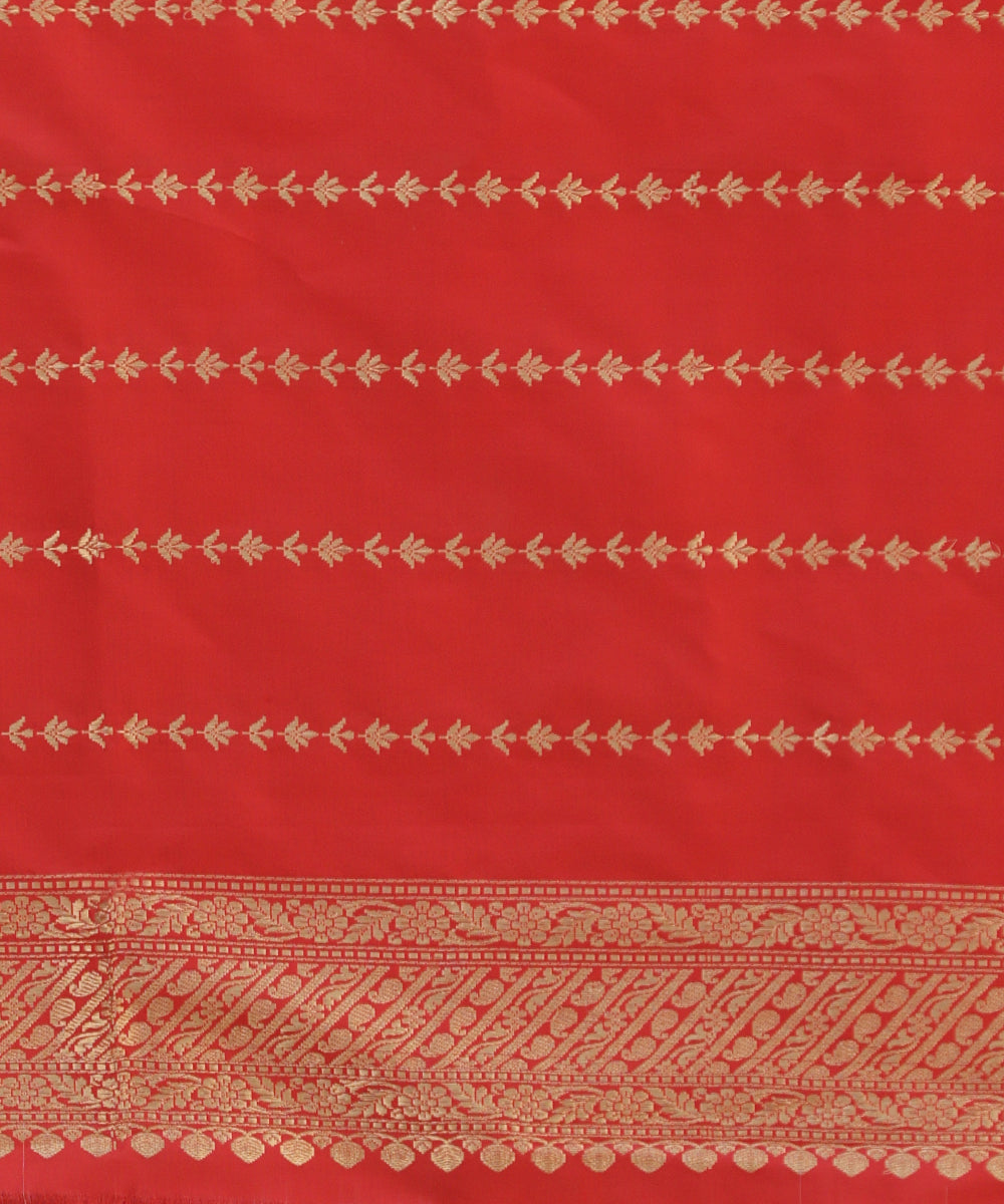 Offwhite_Handloom_Pure_Katan_Silk_Banarasi_Saree_With_Kadhwa_Boota_And_Red_Satin_Border_WeaverStory_05