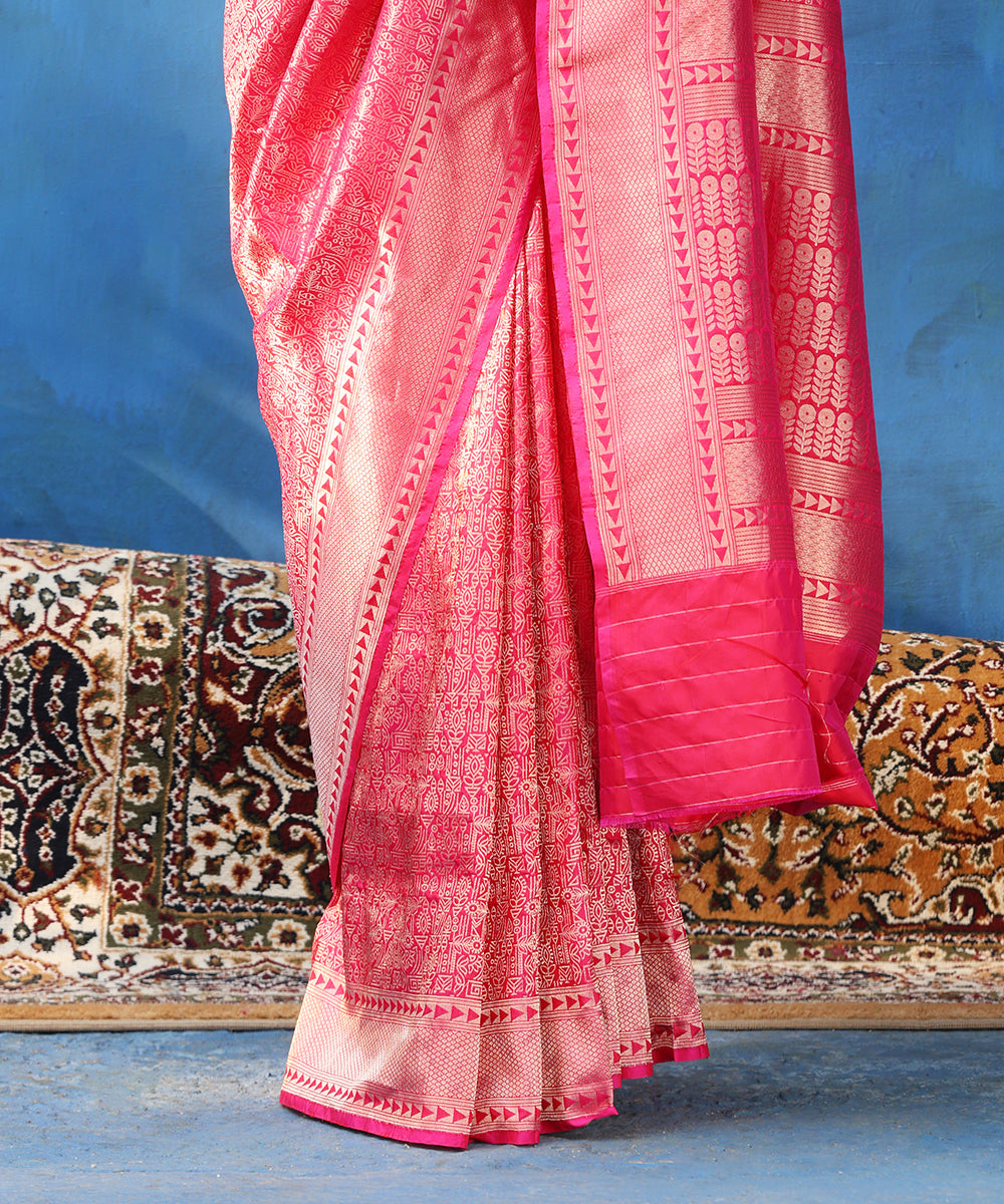 Magenta_Handloom_Pure_Katan_Silk_Kimkhab_Banarasi_Saree_With_Antique_Gold_Zari_WeaverStory_04