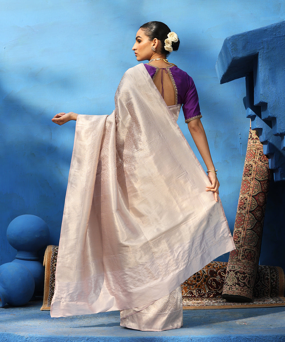 Soft_Lilac_Handloom_Pure_Katan_Silk_Kimkhab_Banarasi_Saree_With_Champagne_Gold_Zari_WeaverStory_03
