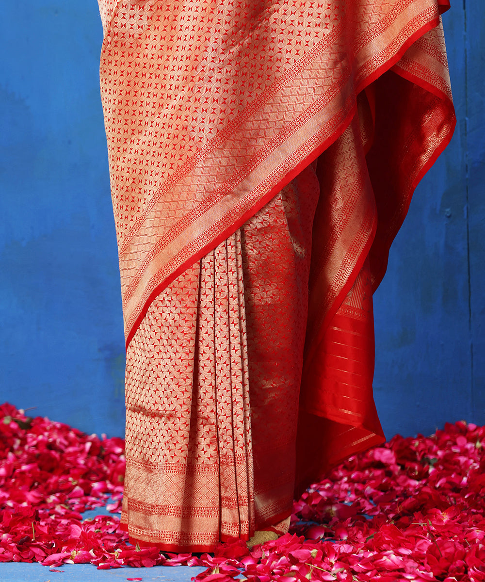 Handloom_Red_Pure_Katan_Silk_Brocade_Banarasi_Saree_With_Antique_Gold_Zari_WeaverStory_04