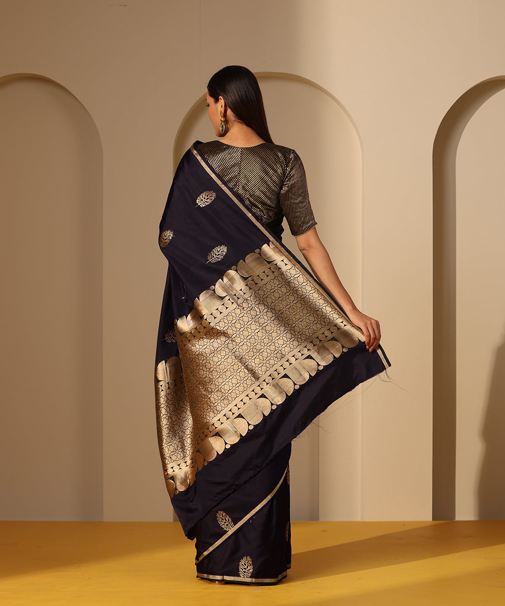 Handloom_Purple_And_Black_Dual_Tone_Satin_Silk_Banarasi_Saree_With_Kadhwa_Boota_WeaverStory_03