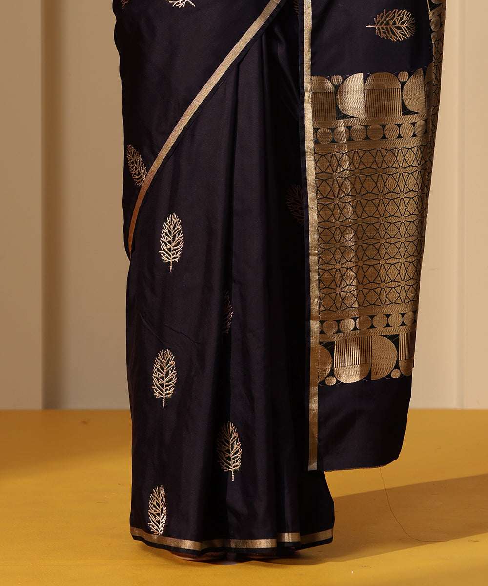 Handloom_Purple_And_Black_Dual_Tone_Satin_Silk_Banarasi_Saree_With_Kadhwa_Boota_WeaverStory_04