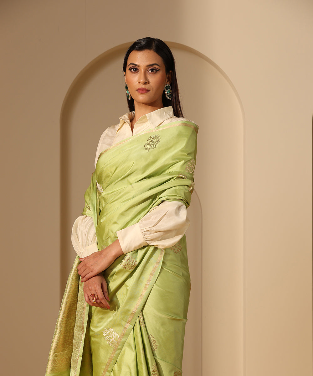 Handloom_Light_Green_Pure_Satin_Silk_Banarasi_Saree_With_Kadhwa_Boota_WeaverStory_01