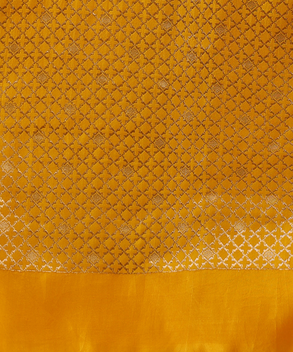 White_Handloom_Pure_Mashroo_Silk_Banarasi_Saree_With_Horizontal_Stripes_And_Yellow_Border_WeaverStory_05