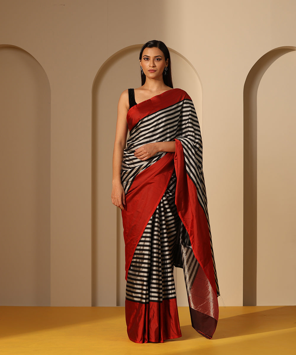 Handloom_Grey_Mashroo_Silk_Banarasi_Saree_With_Horizontal_Stripes_And_Maroon_Border_WeaverStory_02