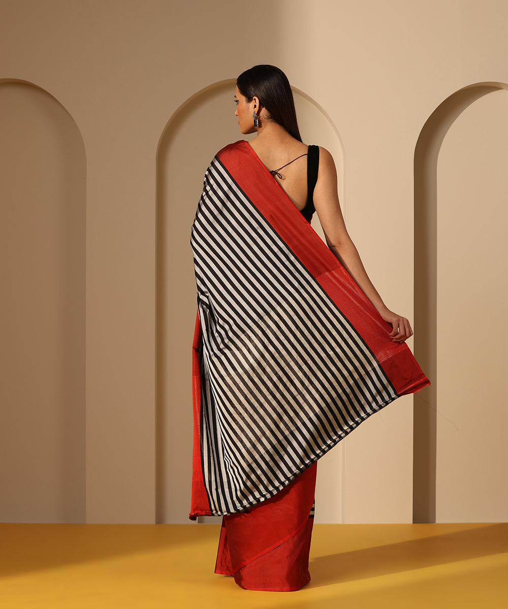 Handloom_Grey_Mashroo_Silk_Banarasi_Saree_With_Horizontal_Stripes_And_Maroon_Border_WeaverStory_03