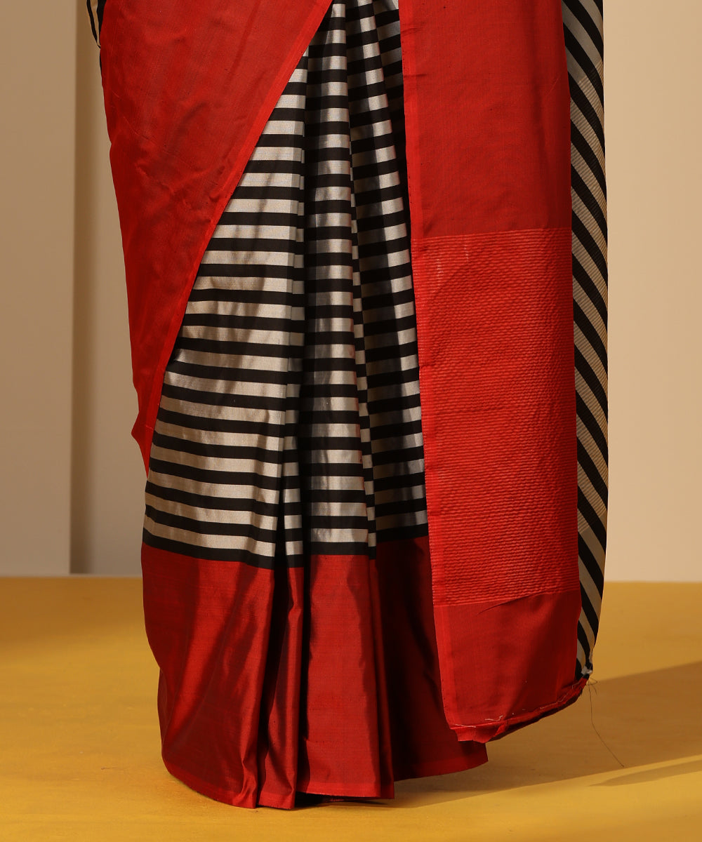 Handloom_Grey_Mashroo_Silk_Banarasi_Saree_With_Horizontal_Stripes_And_Maroon_Border_WeaverStory_04
