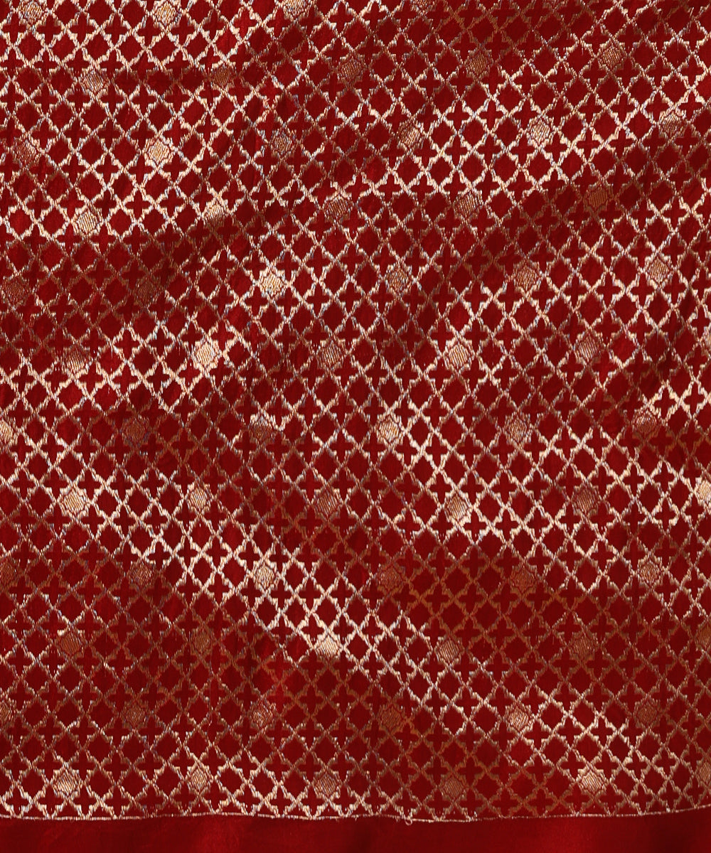 Handloom_Grey_Mashroo_Silk_Banarasi_Saree_With_Horizontal_Stripes_And_Maroon_Border_WeaverStory_05