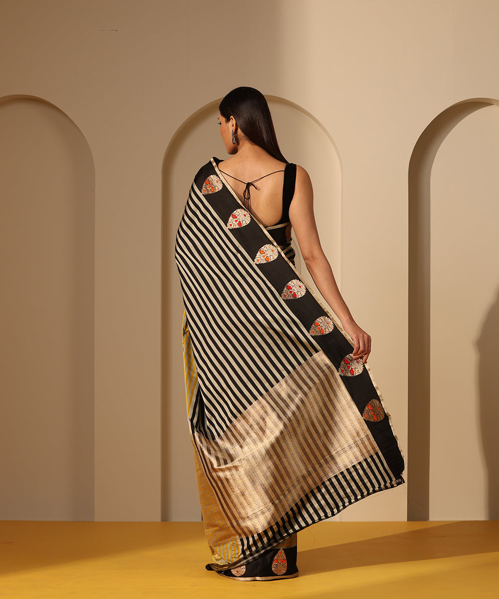 Handloom_Mustard_And_Grey_Horizontal_Striped_Mashroo_Silk_Banarasi_Saree_With_Black_Border_WeaverStory_03