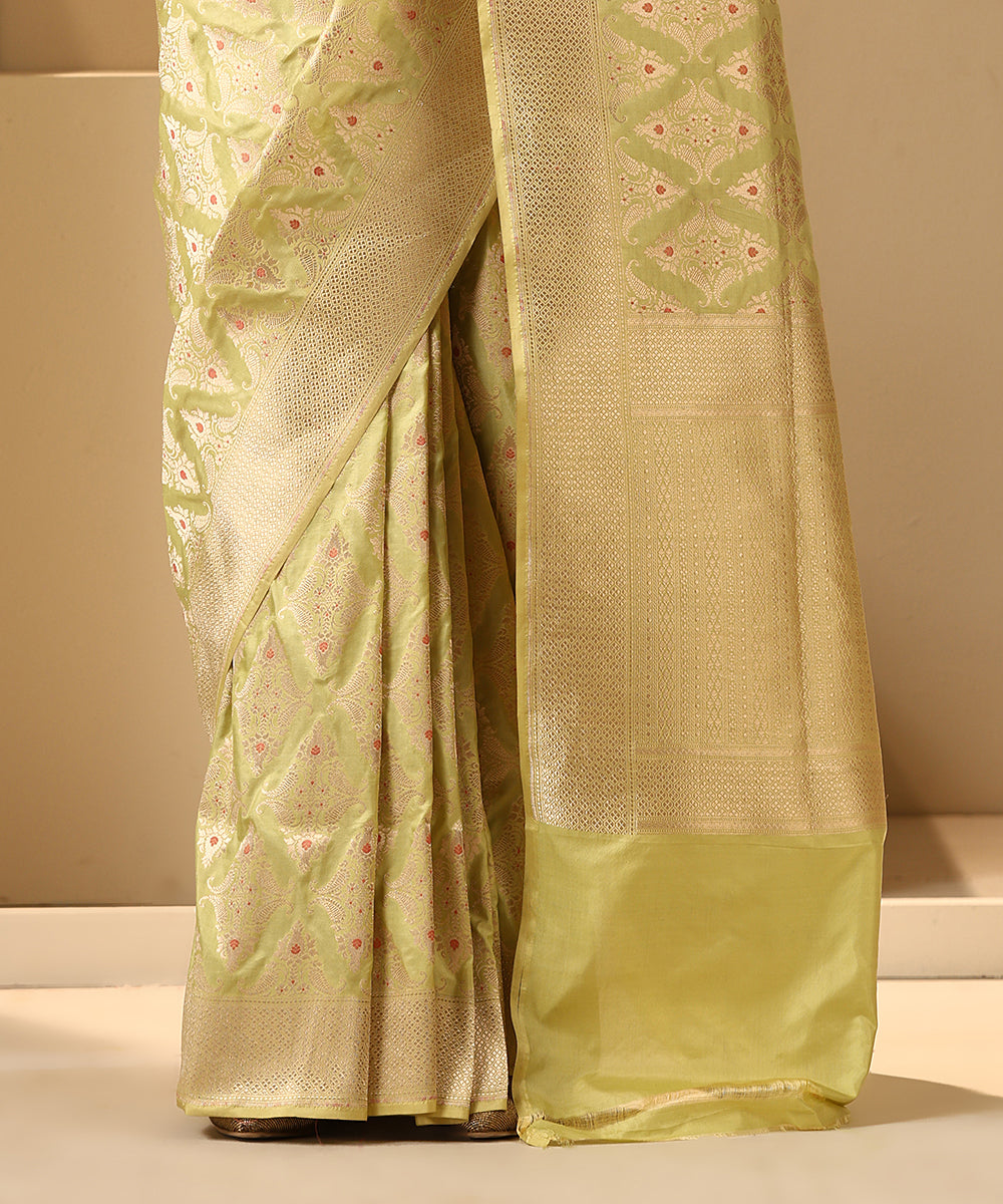 Handloom_Light_Lemon_Pure_Katan_Silk_Banarasi_Saree_With_Cutwork_Jaal_WeaverStory_04