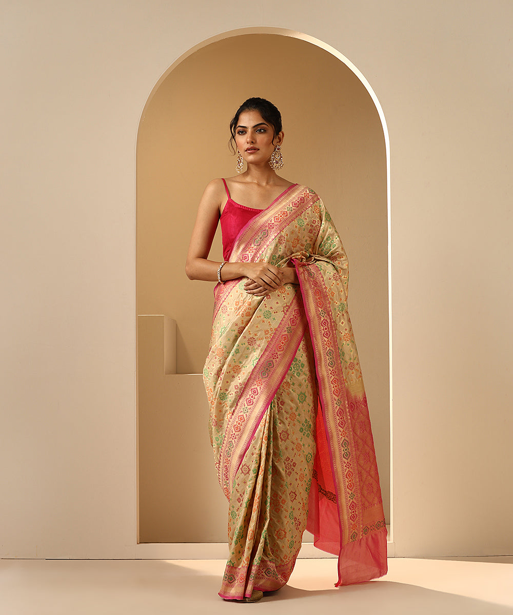 Handloom_Offwhite_Pure_Katan_Silk_Banarasi_Patola_Saree_With_Pink_Border_WeaverStory_02