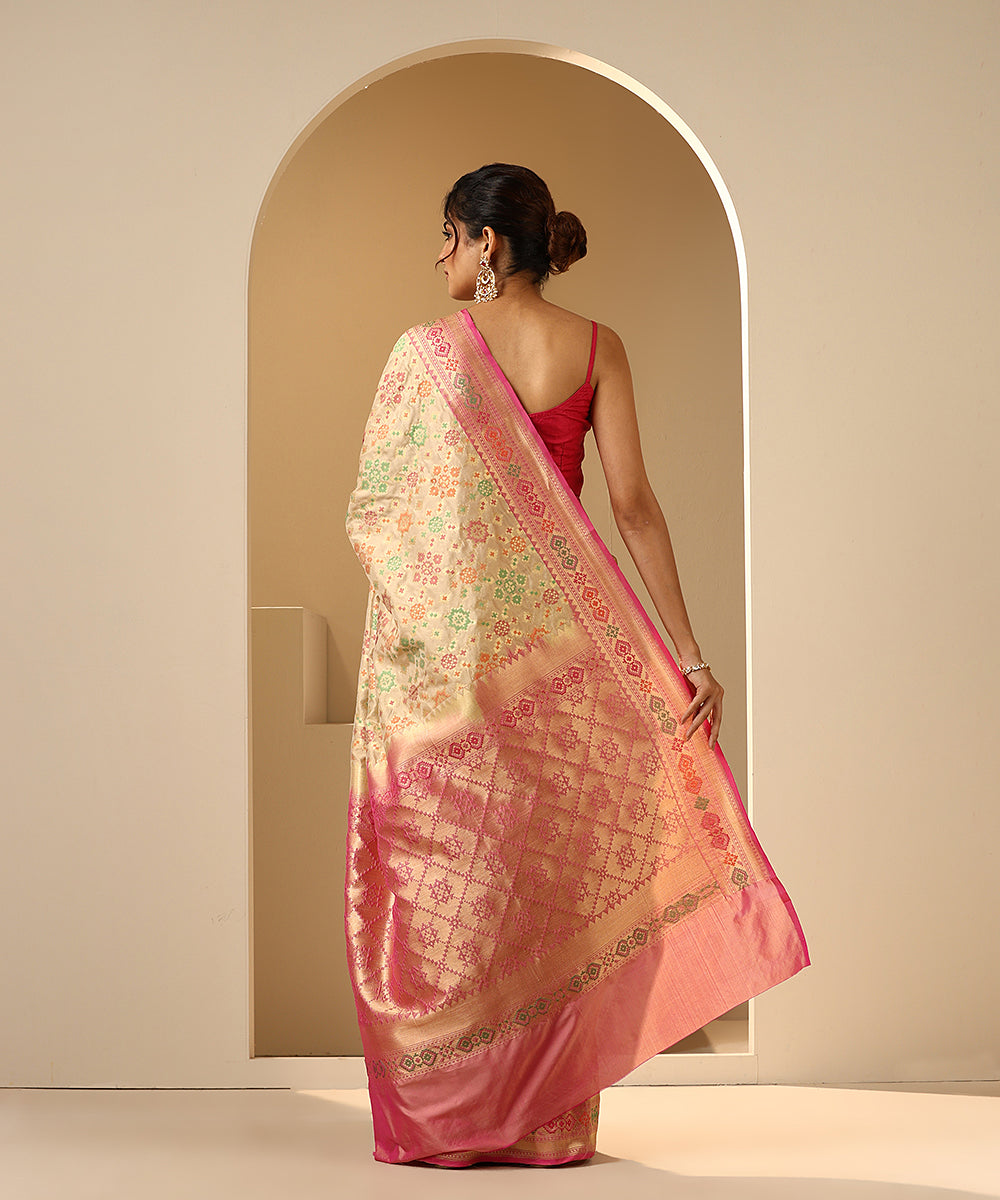Handloom_Offwhite_Pure_Katan_Silk_Banarasi_Patola_Saree_With_Pink_Border_WeaverStory_03
