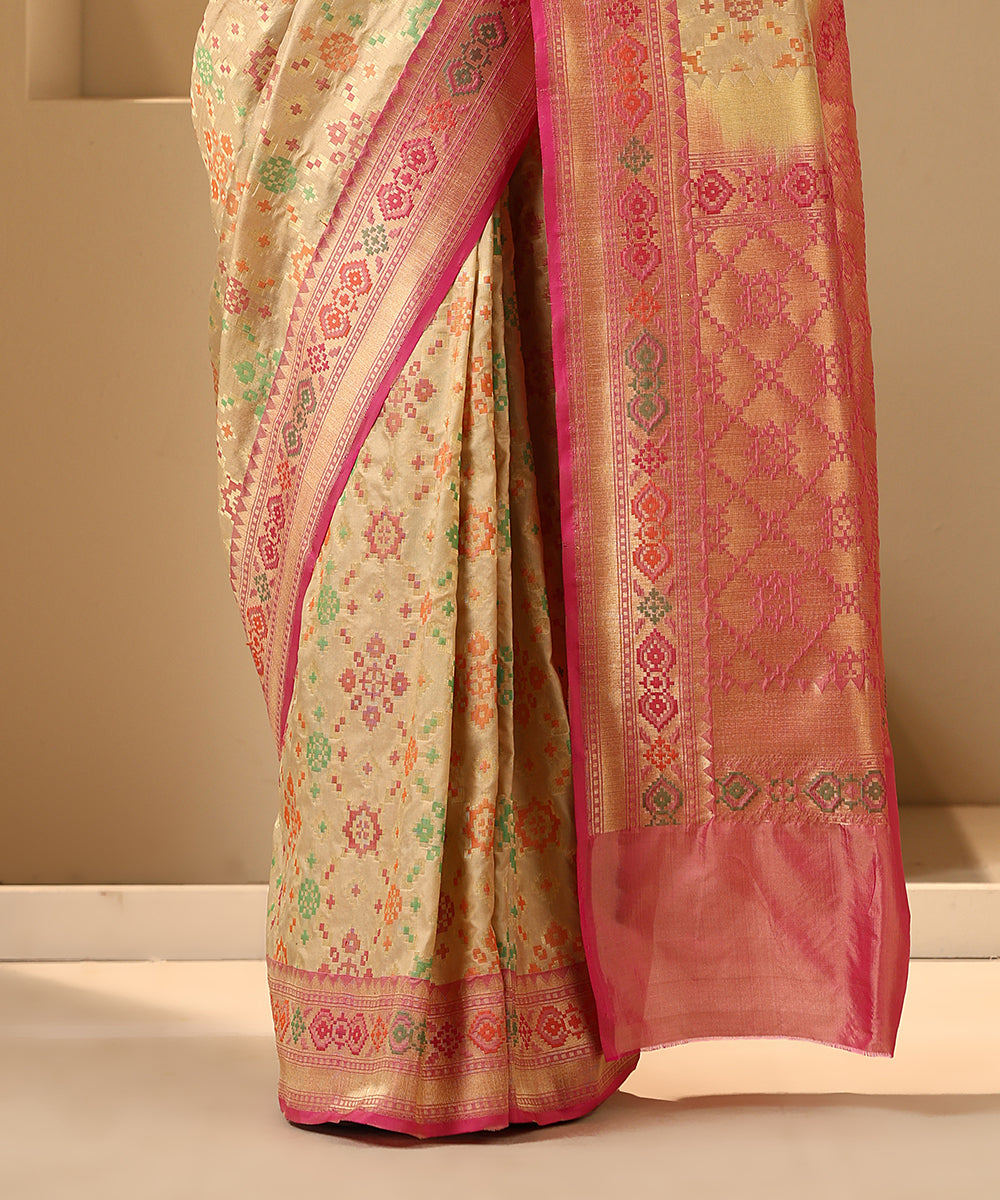 Handloom_Offwhite_Pure_Katan_Silk_Banarasi_Patola_Saree_With_Pink_Border_WeaverStory_04