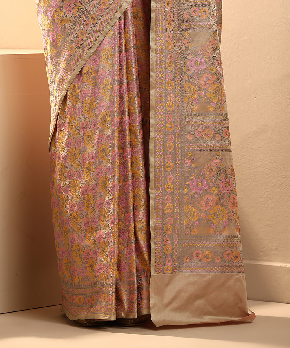 Grey_Handloom_Pure_Satin_Silk_Tanchoi_Banarasi_Saree_With_Roses_In_Pink_And_Mustard_WeaverStory_04