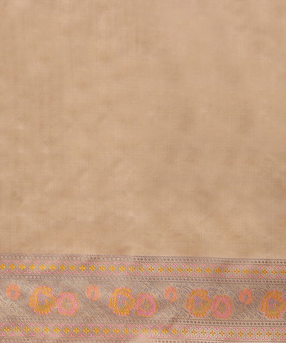 Grey_Handloom_Pure_Satin_Silk_Tanchoi_Banarasi_Saree_With_Roses_In_Pink_And_Mustard_WeaverStory_05