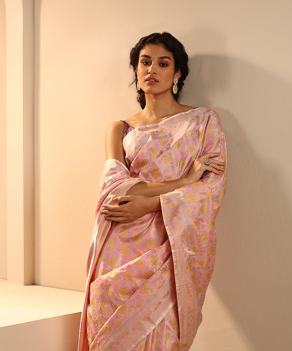 Handloom_Soft_Mauve_Pure_Satin_Silk_Tanchoi_Banarasi_Saree_With_Roses_In_Pink_And_Mustard_WeaverStory_01