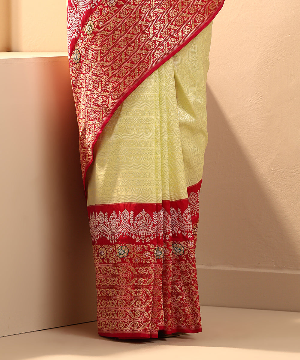 Handloom_Light_Green_Pure_Mashroo_Silk_Tanchoi_Banarasi_Saree_With_Hot_Pink_Border_WeaverStory_04