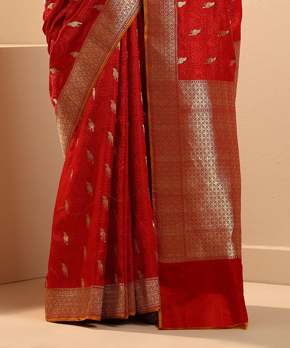 Handloom_Red_Pure_Mashroo_Silk_Tanchoi_Banarasi_Saree_With_Birds_Motifs_WeaverStory_04