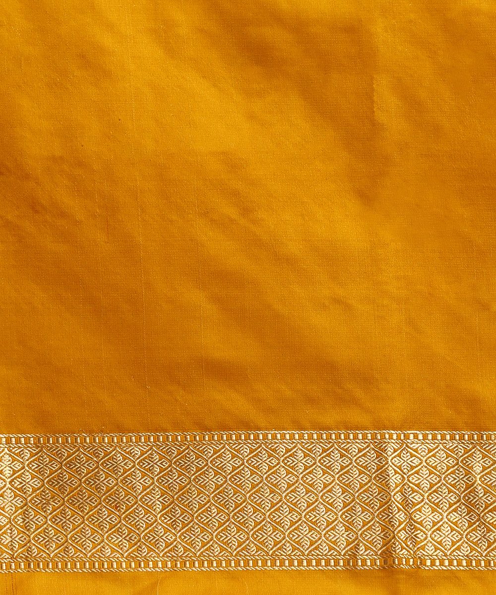 Handloom_Red_Pure_Mashroo_Silk_Tanchoi_Banarasi_Saree_With_Birds_Motifs_WeaverStory_05