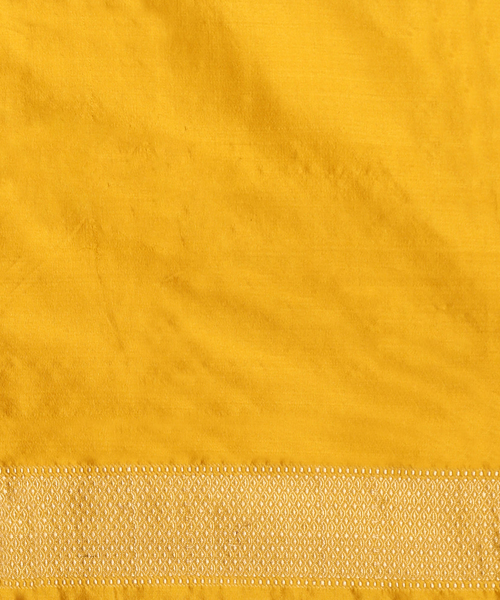 Handloom_Mustard_Pure_Mashroo_Silk_Banarasi_Tanchoi_Saree_With_Birds_Motifs_WeaverStory_05