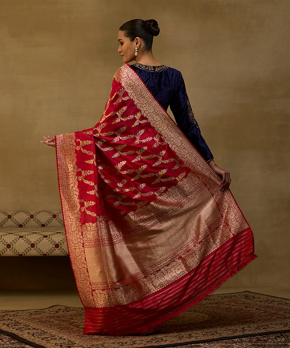 Red_Handloom_Pure_Katan_Silk_Kadhwa_Banarasi_Saree_With_Meenakari_And_Zari_Border_WeaverStory_03