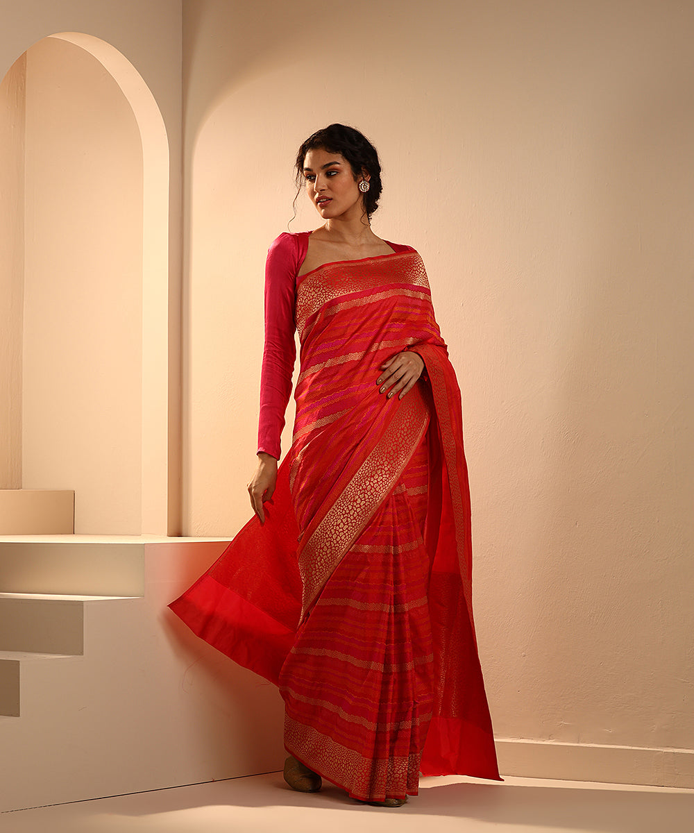 Handloom_Red_And_Pink_Dual_Tone_Pure_Mashroo_Silk_Banarasi_Tanchoi_Saree_With_Resham_WeaverStory_02