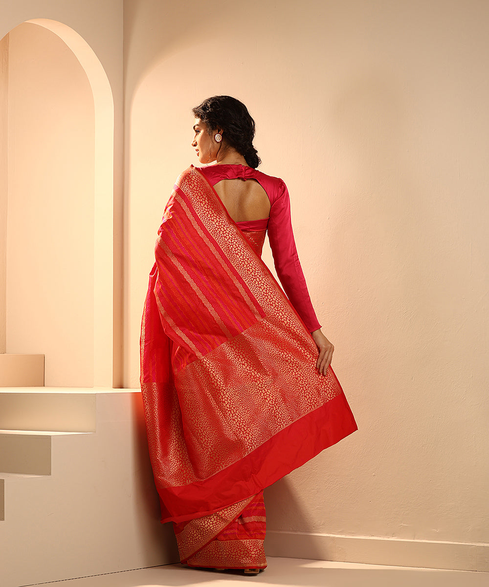 Handloom_Red_And_Pink_Dual_Tone_Pure_Mashroo_Silk_Banarasi_Tanchoi_Saree_With_Resham_WeaverStory_03