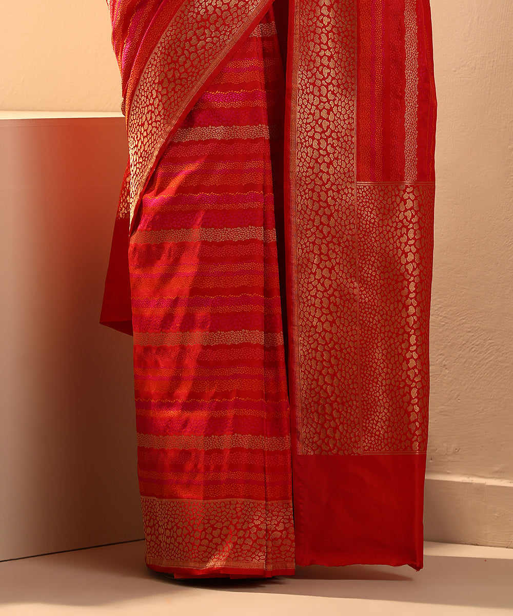 Handloom_Red_And_Pink_Dual_Tone_Pure_Mashroo_Silk_Banarasi_Tanchoi_Saree_With_Resham_WeaverStory_04