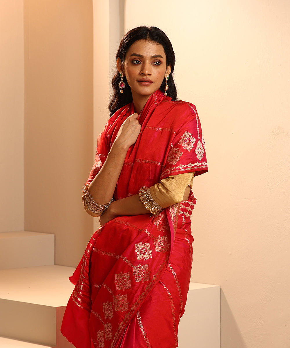 Red_And_Pink_Handloom_Pure_Mashroo_Silk_Tanchoi_Banarasi_Saree_With_Chandelier_Motifs_WeaverStory_01