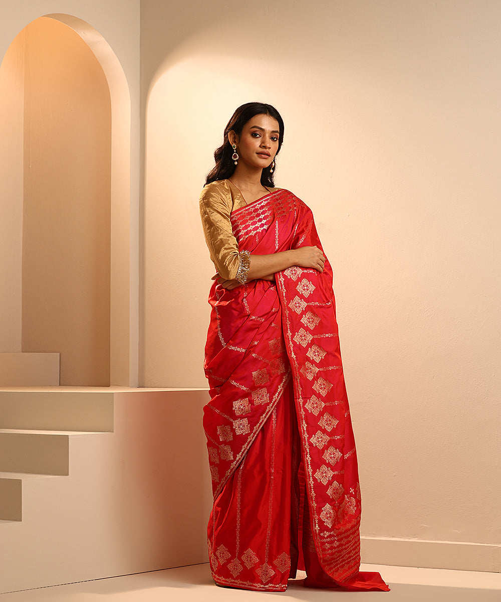 Red_And_Pink_Handloom_Pure_Mashroo_Silk_Tanchoi_Banarasi_Saree_With_Chandelier_Motifs_WeaverStory_02