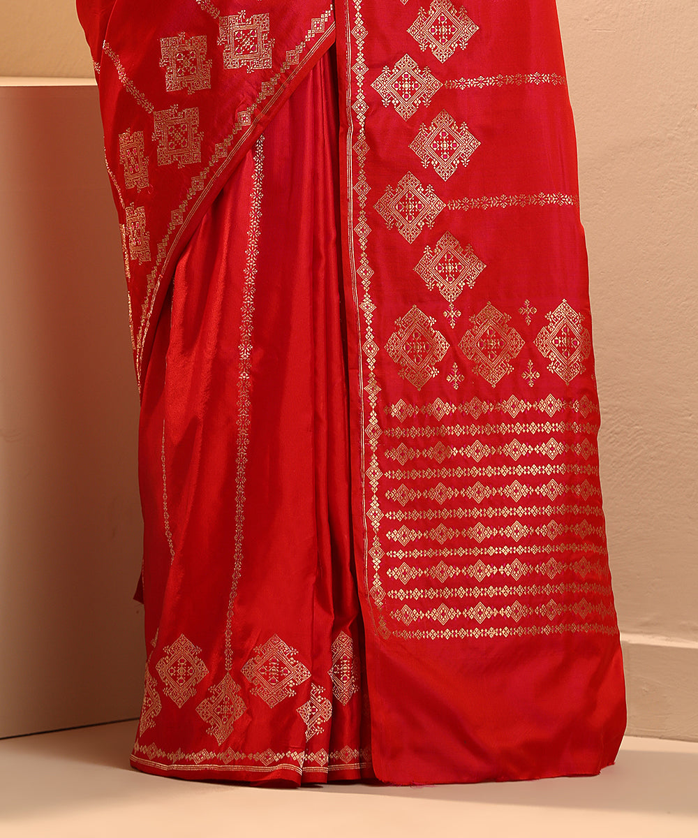 Red_And_Pink_Handloom_Pure_Mashroo_Silk_Tanchoi_Banarasi_Saree_With_Chandelier_Motifs_WeaverStory_04