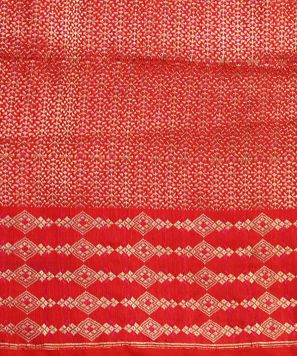 Red_And_Pink_Handloom_Pure_Mashroo_Silk_Tanchoi_Banarasi_Saree_With_Chandelier_Motifs_WeaverStory_05