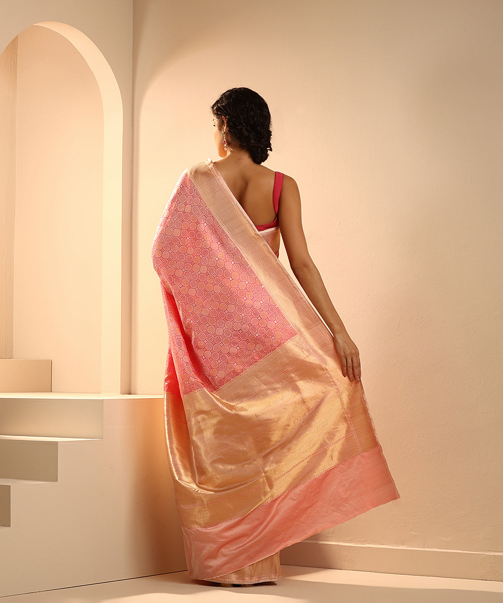 Pink_Handloom_Dual_Tone_Pure_Mashroo_Silk_Tanchoi_Banarasi_Saree_With_Chevron_Border_WeaverStory_03