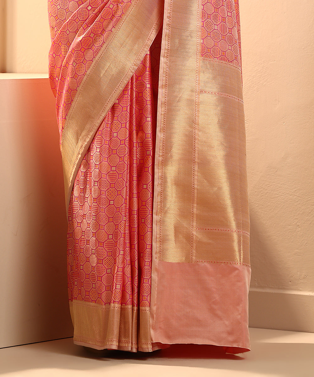Pink_Handloom_Dual_Tone_Pure_Mashroo_Silk_Tanchoi_Banarasi_Saree_With_Chevron_Border_WeaverStory_04