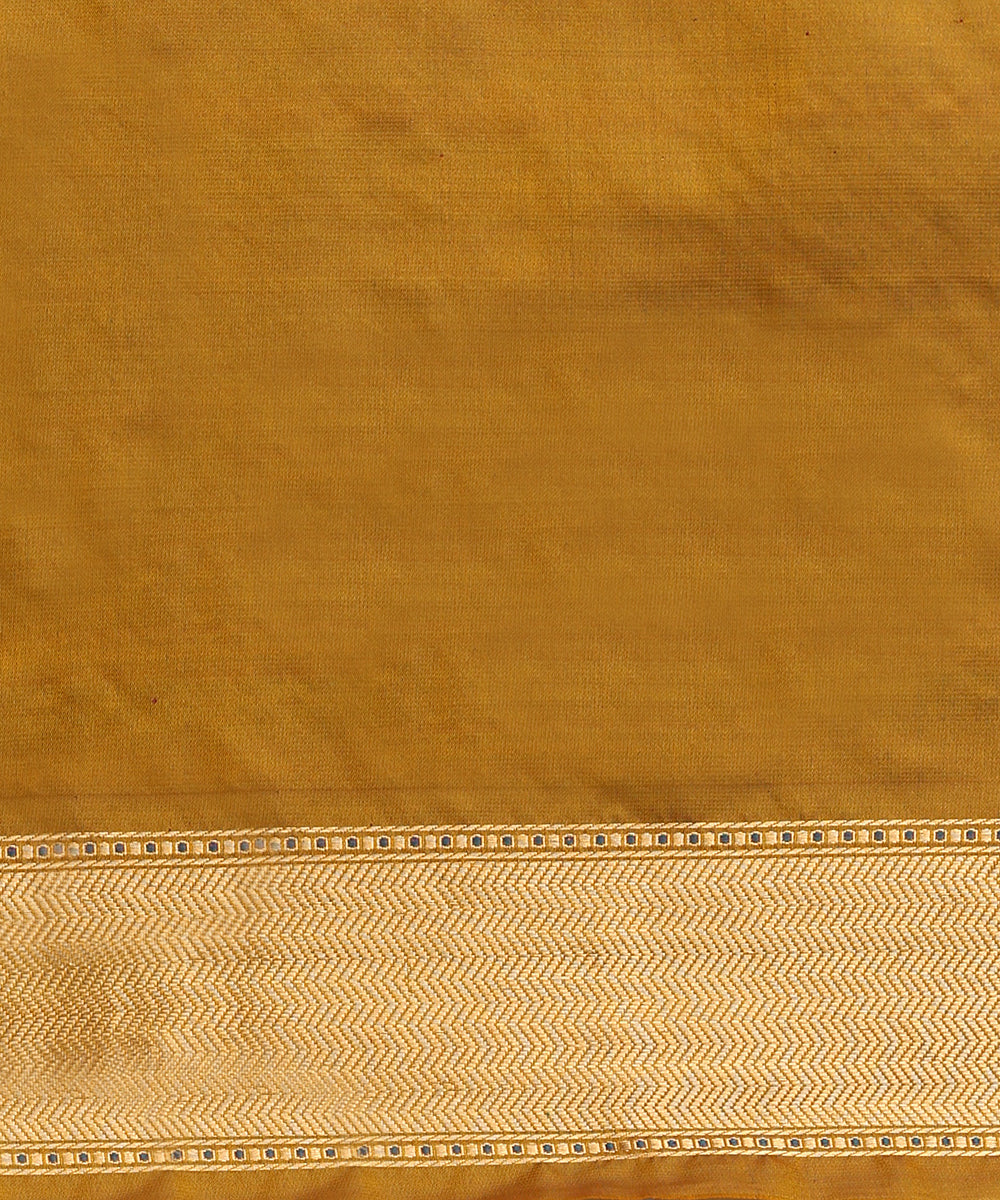 Mustard_And_Green_Dual_Tone_Pure_Mashroo_Silk_Tanchoi_banarasi_Saree_WeaverStory_05