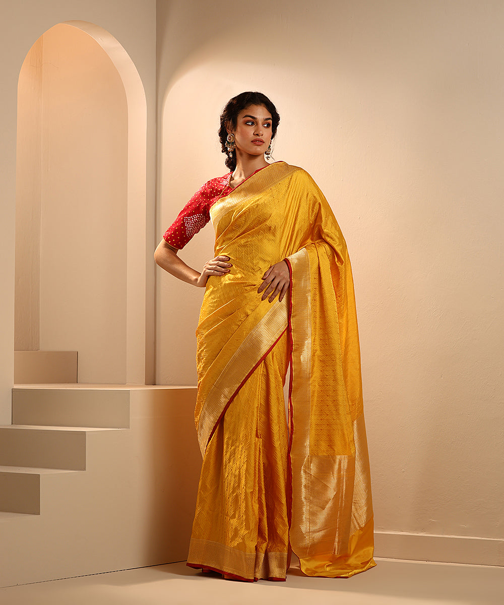 Mustard_Handloom_Pure_Mashroo_Silk_Tanchoi_Banarasi_Saree_With_Zari_Border_WeaverStory_02