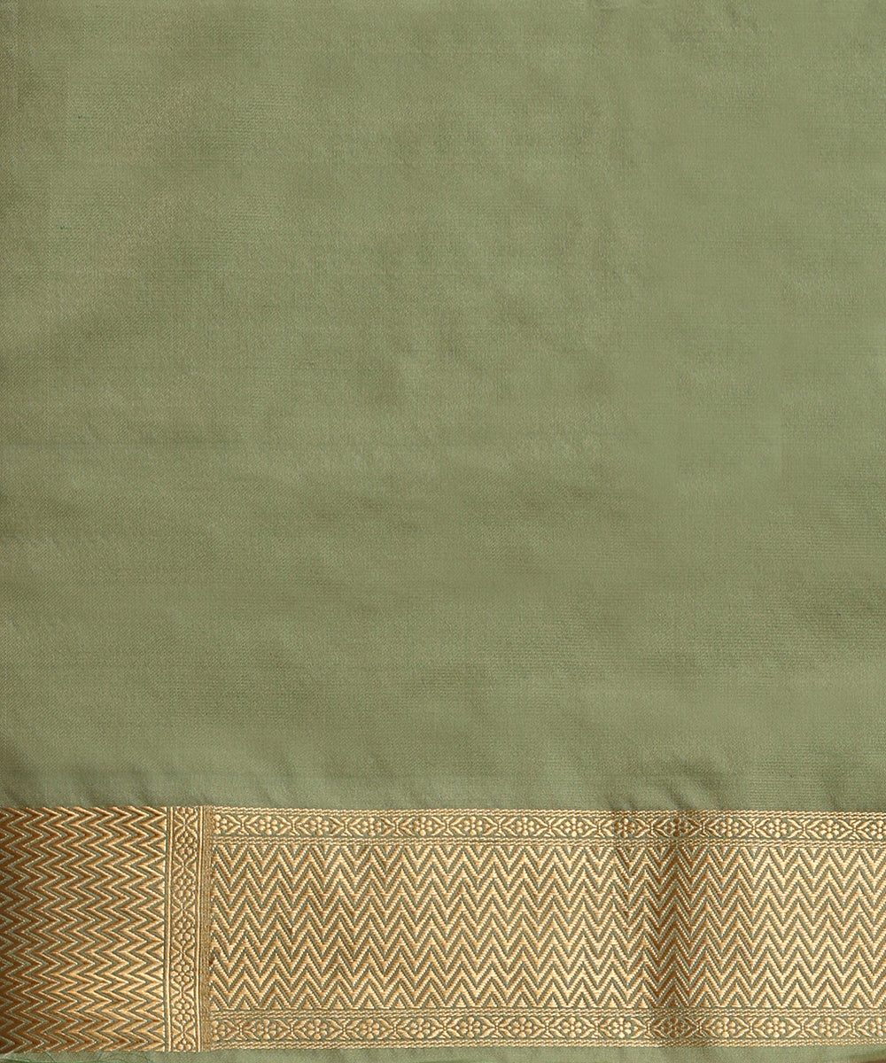 Sage_Green_Handloom_Pure_Mashroo_Silk_Tanchoi_Banarasi_Saree_With_Kadhwa_Zari_Border_WeaverStory_05